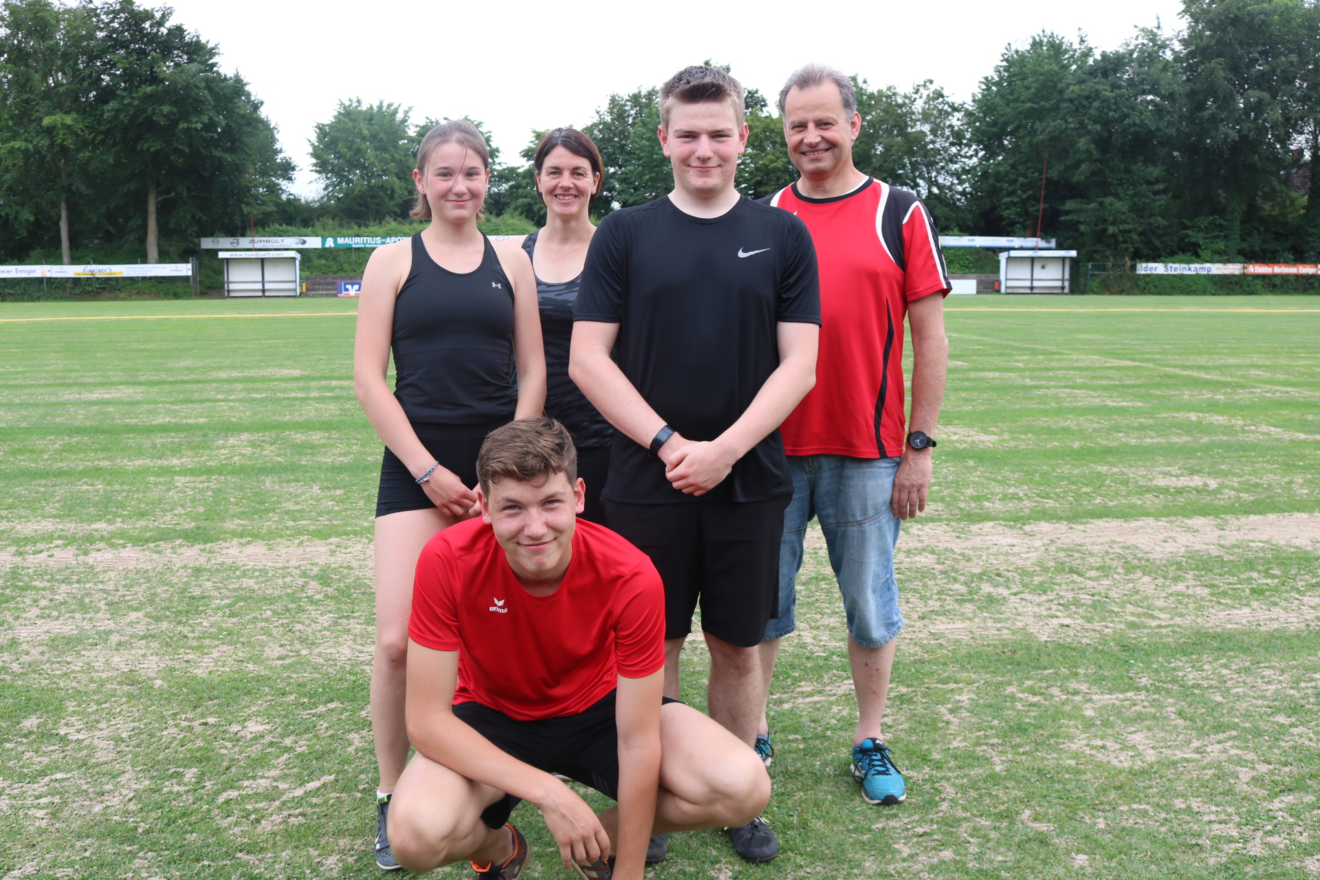 IMG_0663 vorne hockend: Justin Brand stehend von links: Katharina Lachnitt, Tanja Sell (Trainerin), Mathis Stein, Holger Stein (Trainer)